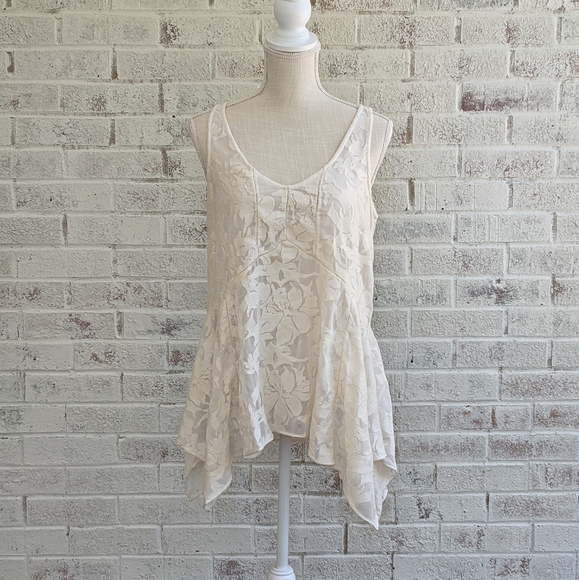 Anthropologie Tops - ANTHROPOLOGIE LACE FLORAL HANDKERCHIEF HEM TOP